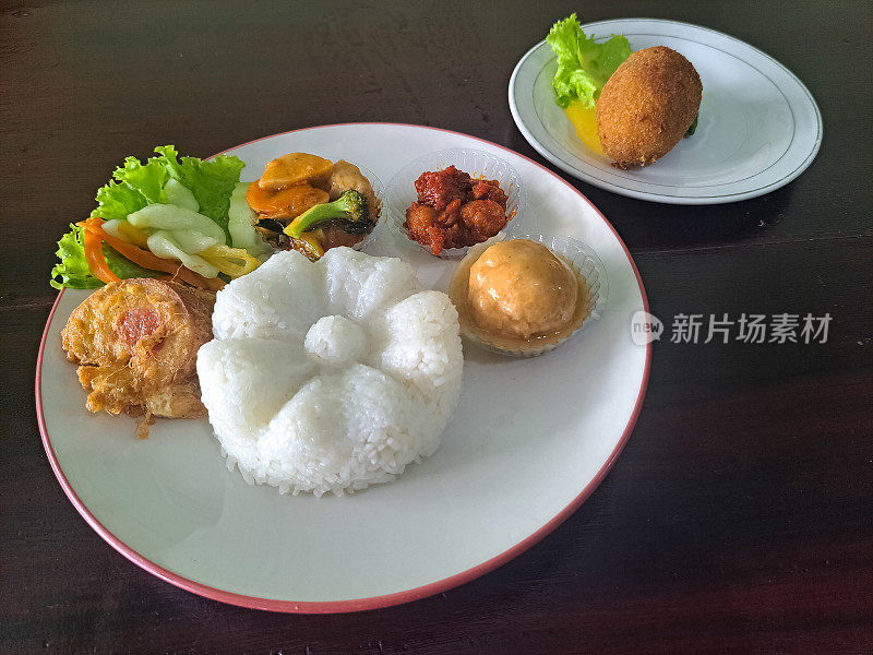 Sego Manten或Nasi Pupuk Mantenan。配米饭、蒜丁、腌菜、炸辣椒肉丸和炸土豆丸子(Kentang Kroket)。印尼婚礼食品菜单。